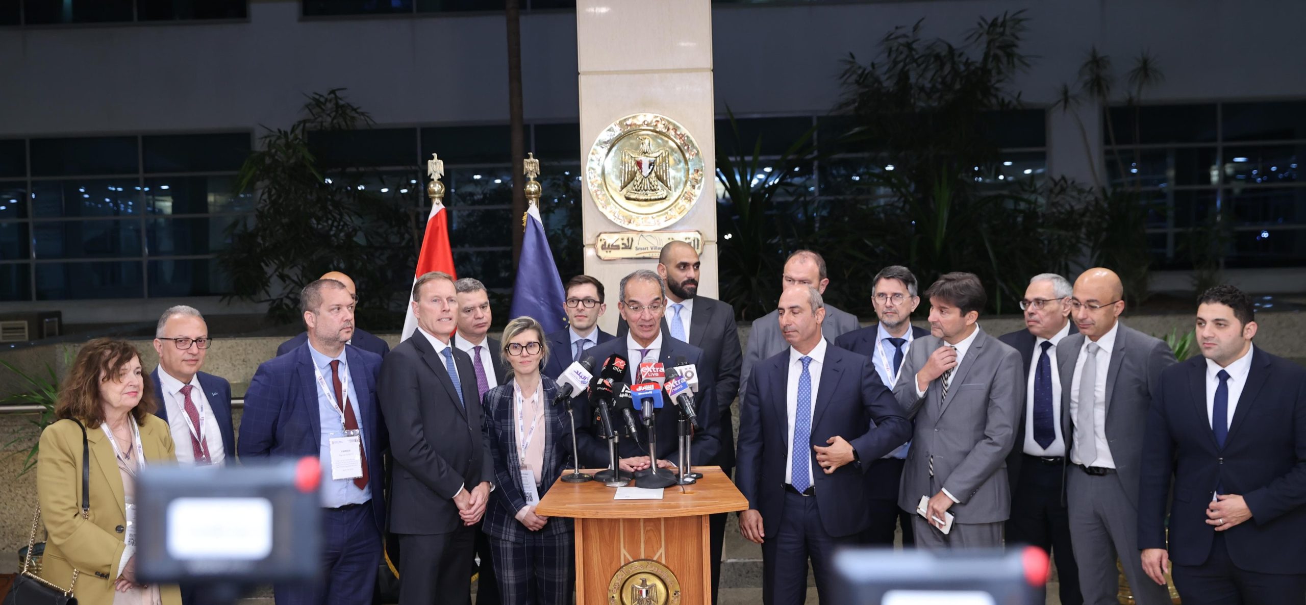  وزير الاتصالات يبحث مع وفد جمعية رجال الأعمال الفرنسية 