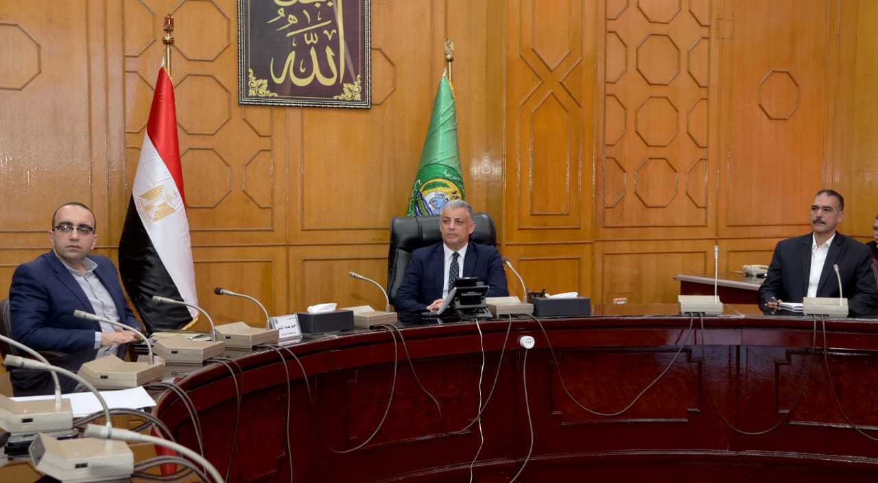 محافظ الإسماعيلية يناقش استثمارات المجموعة العربية للأملاح الطبيعية بالقنطرة شرق