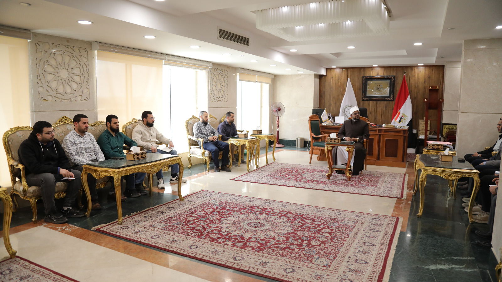 الجندى يعقد اجتماعًا مع المجموعة البحثيَّة بالمجمع للوقوف على مستجدَّات المشروعات العِلميَّة