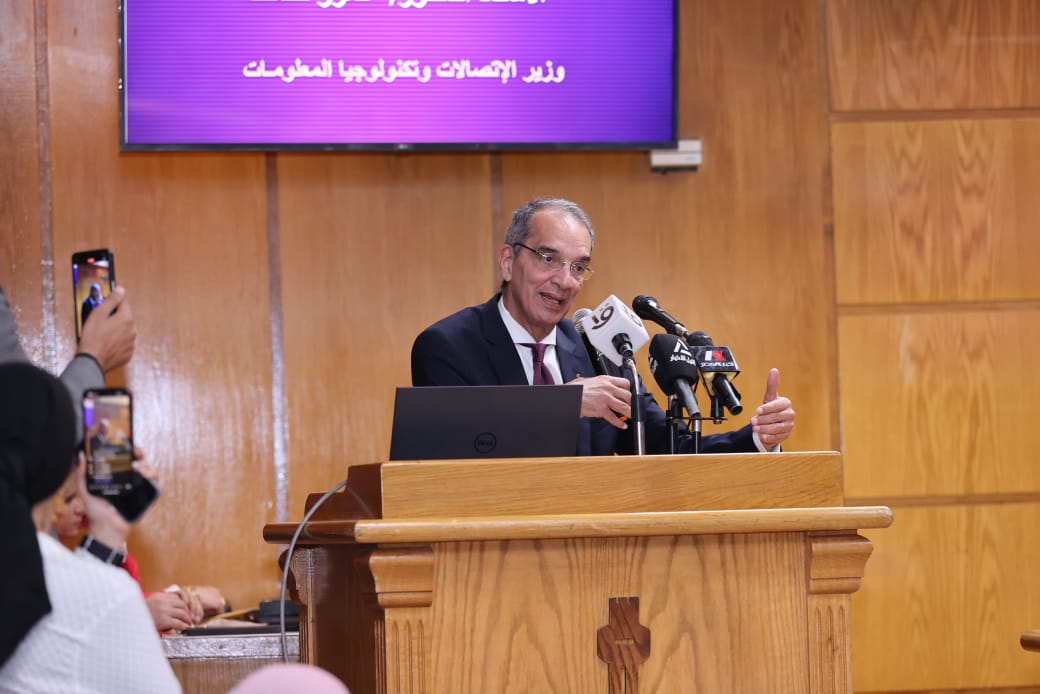 وزير الاتصالات الانتهاء من تطوير 170 مكتب بريد من إجمالى 215 مكتب.. والعمل على إنشاء 150 برج محمول جديد بالقليوبية