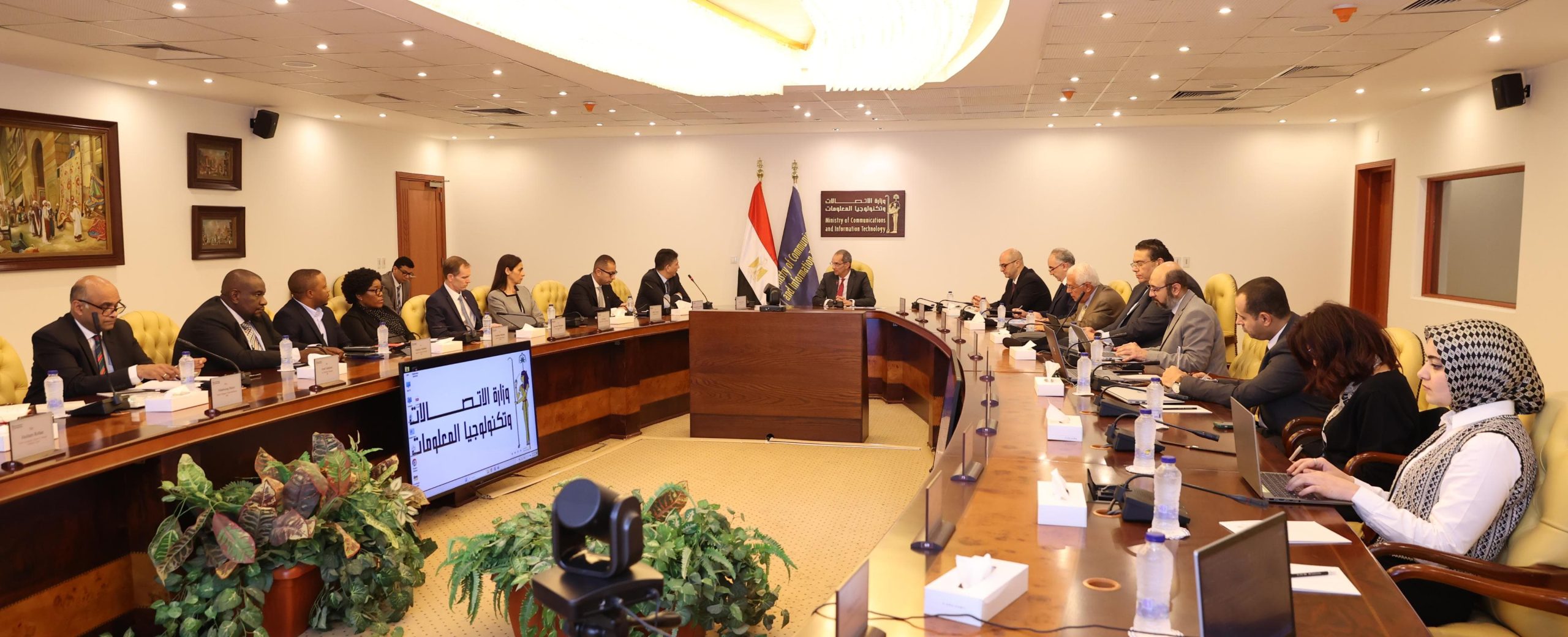 وزير الاتصالات يبحث مع شركة فوداكوم العالمية وفودافون مصر فرص الاستثمار