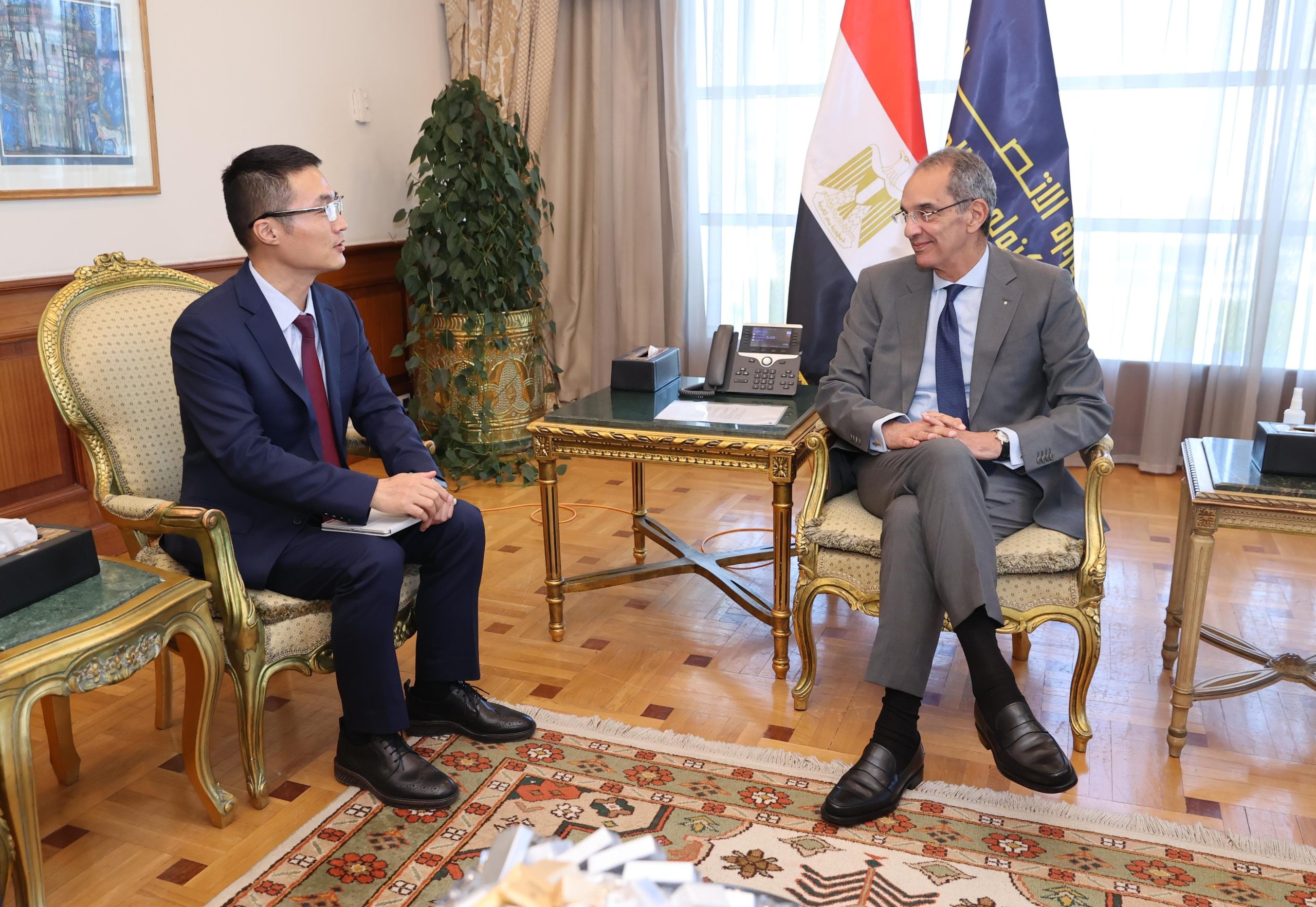 وزير الاتصالات يبحث زيارة الاستثمار مع الرئيس التنفيذى الجديد لشركة هواوى مصر