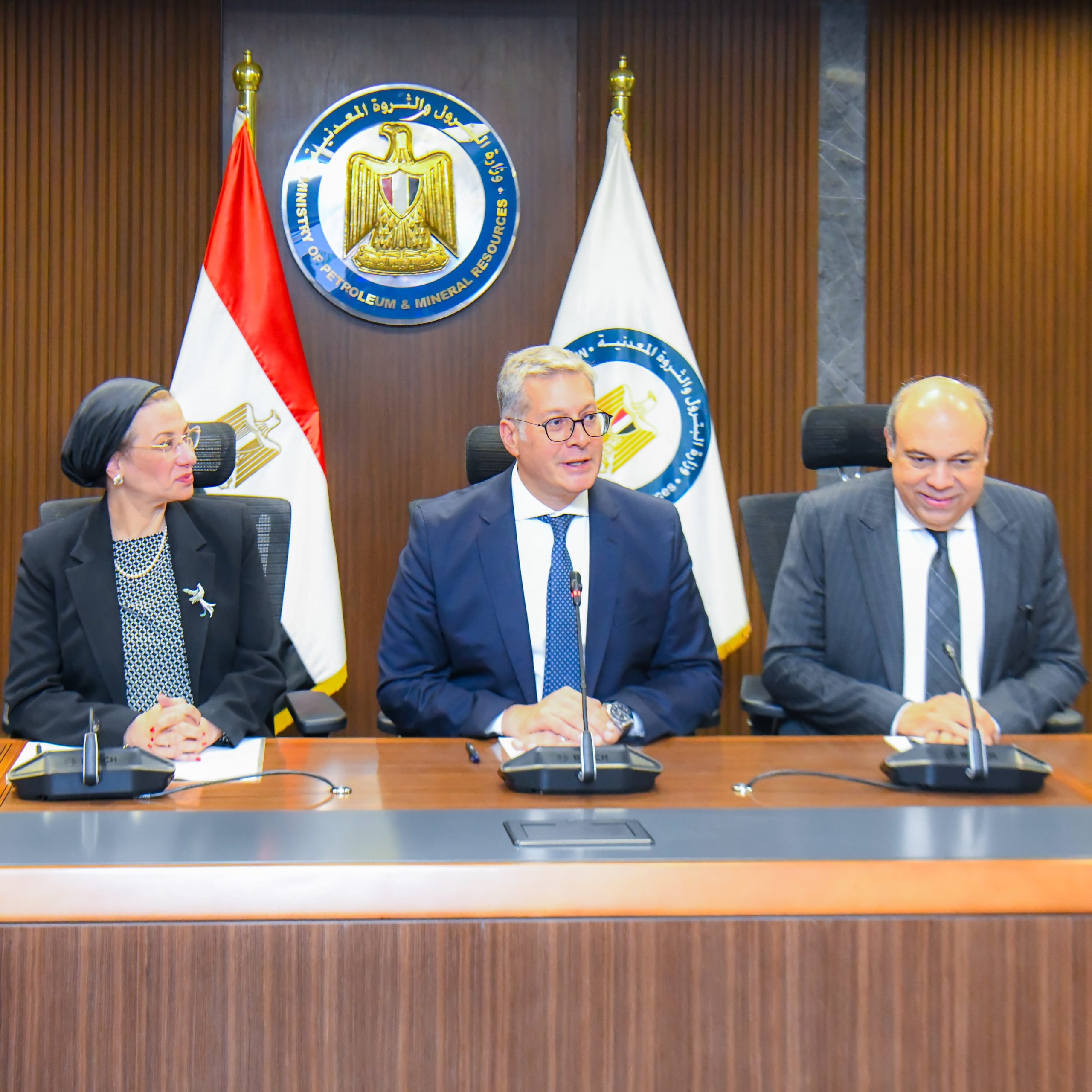 وزراء البترول والبيئة والطيران يبحثون التعاون في مشروع انتاج وقود الطائرات المستدام