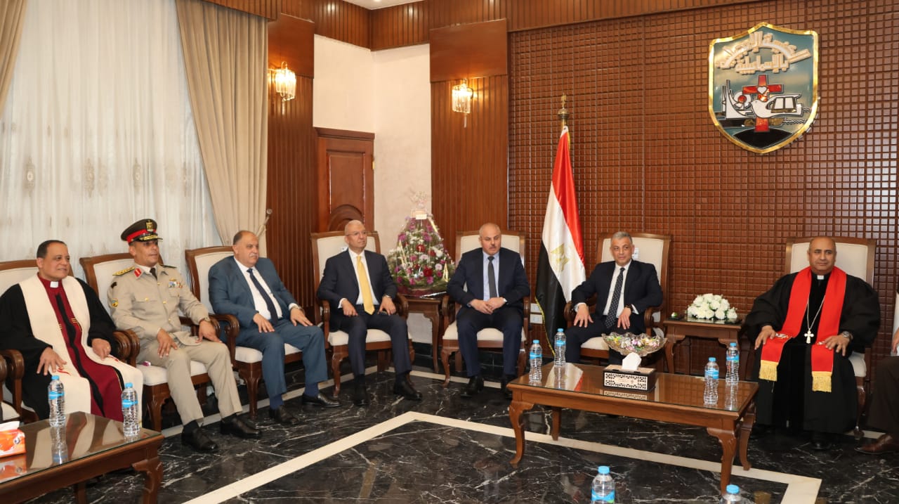 محافظ الإسماعيلية يزور كنائس المحافظة للتهنئة بعيد القيامة المجيد