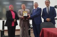 تكريم مؤسس معهد الدراسات الافرواسيويه للدراسات العليا الدكتور حسن يوسف ومنحه درع الوفاء