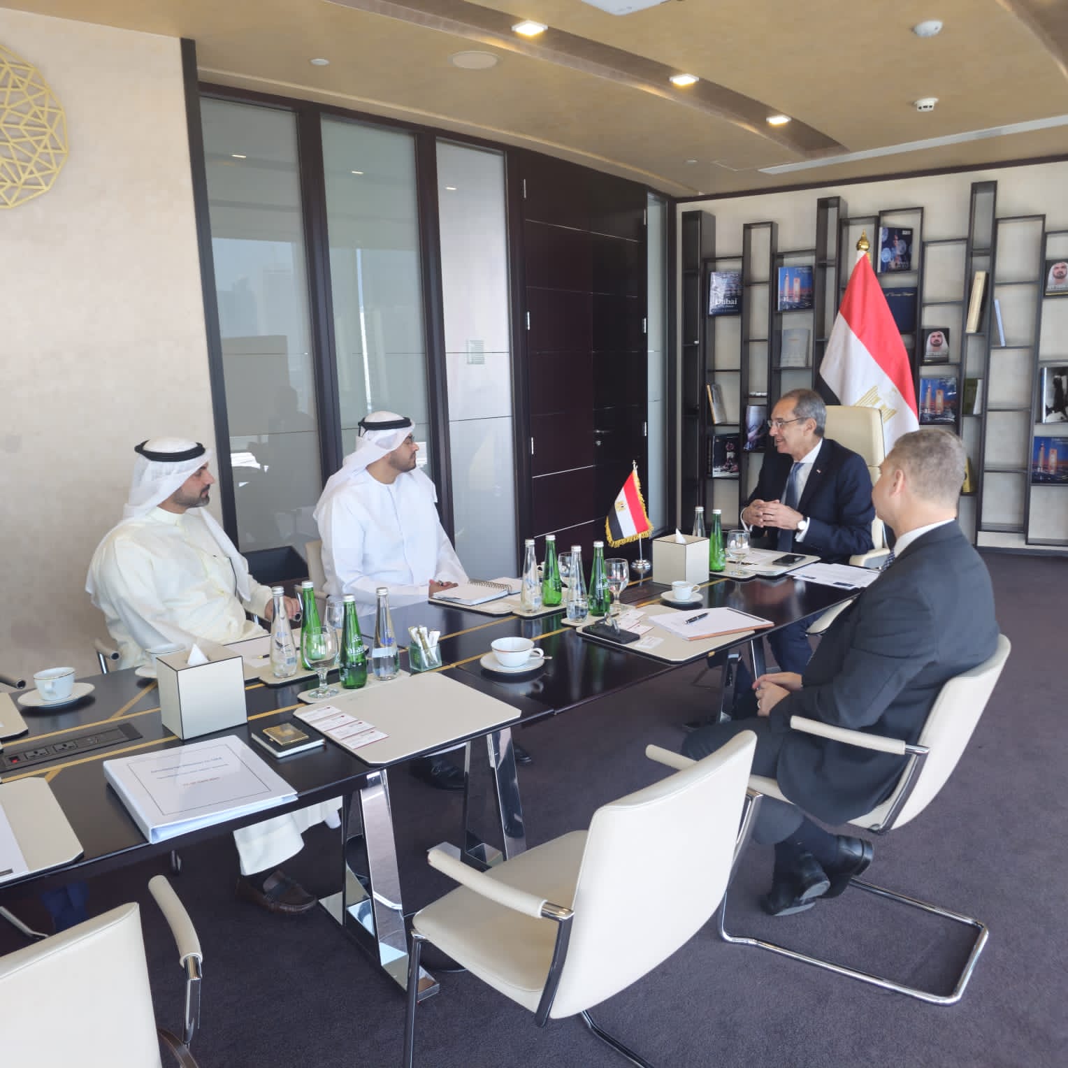 وزير الاتصالات يبحث التعاون والاستثمار فى مجالات التعهيد والتصنيع المحلى للهواتف المحمولة خلال فعاليات قمة 