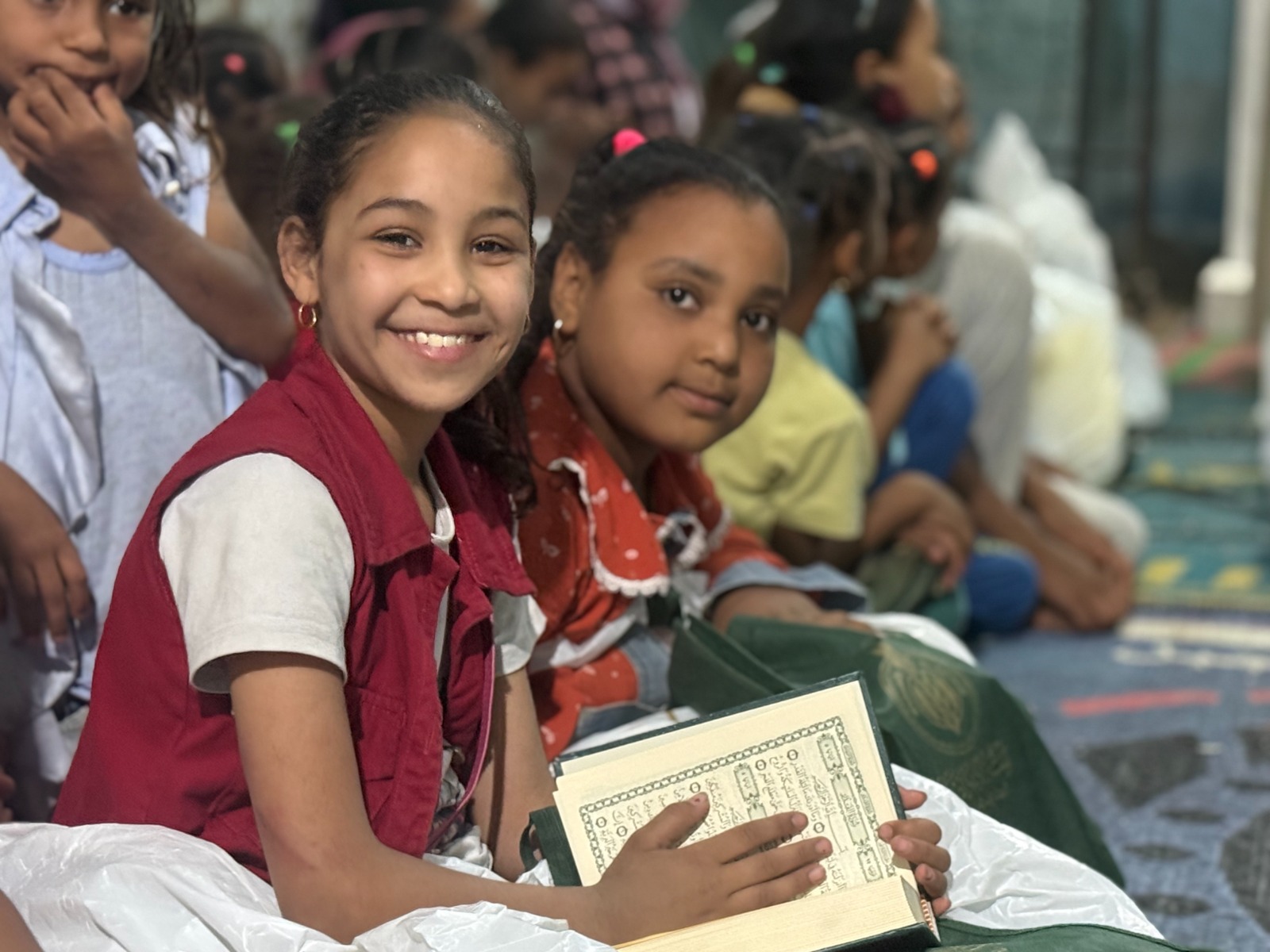 «بيت الزكاة والصدقات» يعلن وصول حملة دعم حفظة القرآن الكريم إلى القرى الأكثر احتياجًا بأسوان