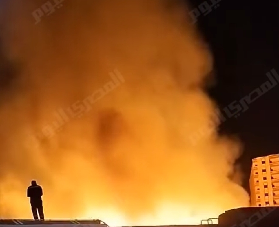عاجل اندلاع حريق هائل بمغالق الخشب فى عزبة الورد بالشرابية والدفع بـ 15 سيارة إطفاء للسيطرة عليه