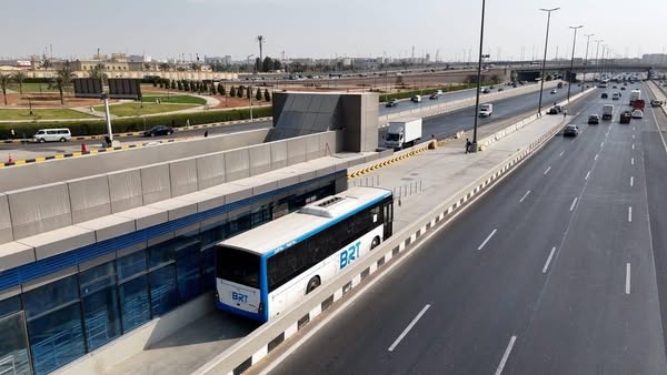 وزارة النقل: بدء تجارب تدريب سائقي الأتوبيس الترددي في المرحلة الأولى بالطريق الدائري