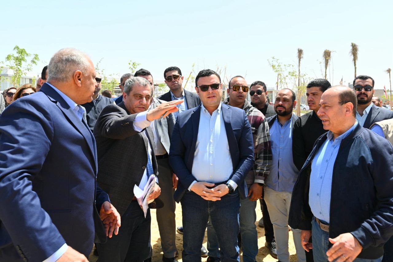 وزير الإسكان يقوم بجولة موسعة لـ«حدائق تلال الفسطاط»