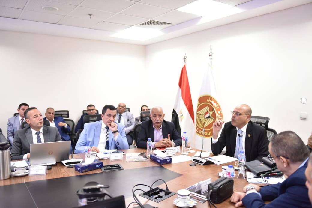 وزير العمل: الاثنين والخميس المُقبلان أجازة مدفوعة الأجر للعاملين بالقطاع الخاص بمناسبة عيدي شم النسيم وتحرير سيناء