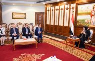 بالصور.. وزير الخارجية يقدم التهنئة لقداسة البابا تواضروس الثاني بمناسبة عيد القيامة المجيد