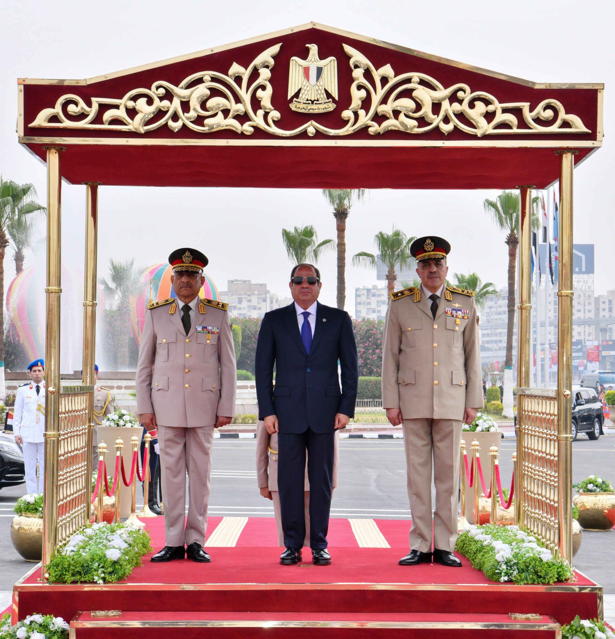 بمناسبة الإحتفال بالذكرى الثالثة والأربعين لتحرير سيناء الرئيس السيسى يضع إكليل من الزهور علي النصب التذكارى للجندى المجهول بمدينة نصر