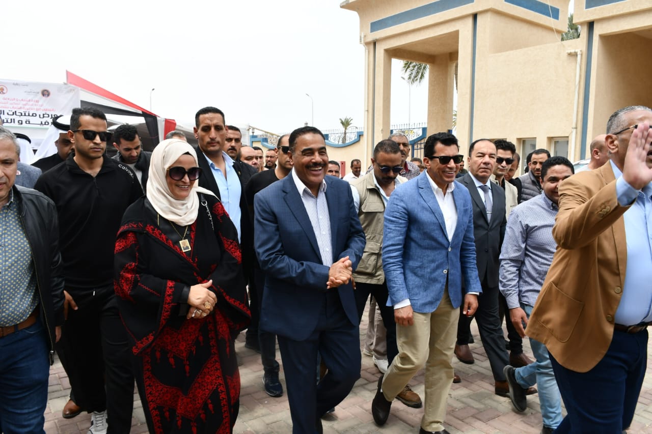 وزير الشباب ومحافظي شمال سيناء ومطروح يفتتحون معرض لمنتجات الشباب الحرفية والتراثية