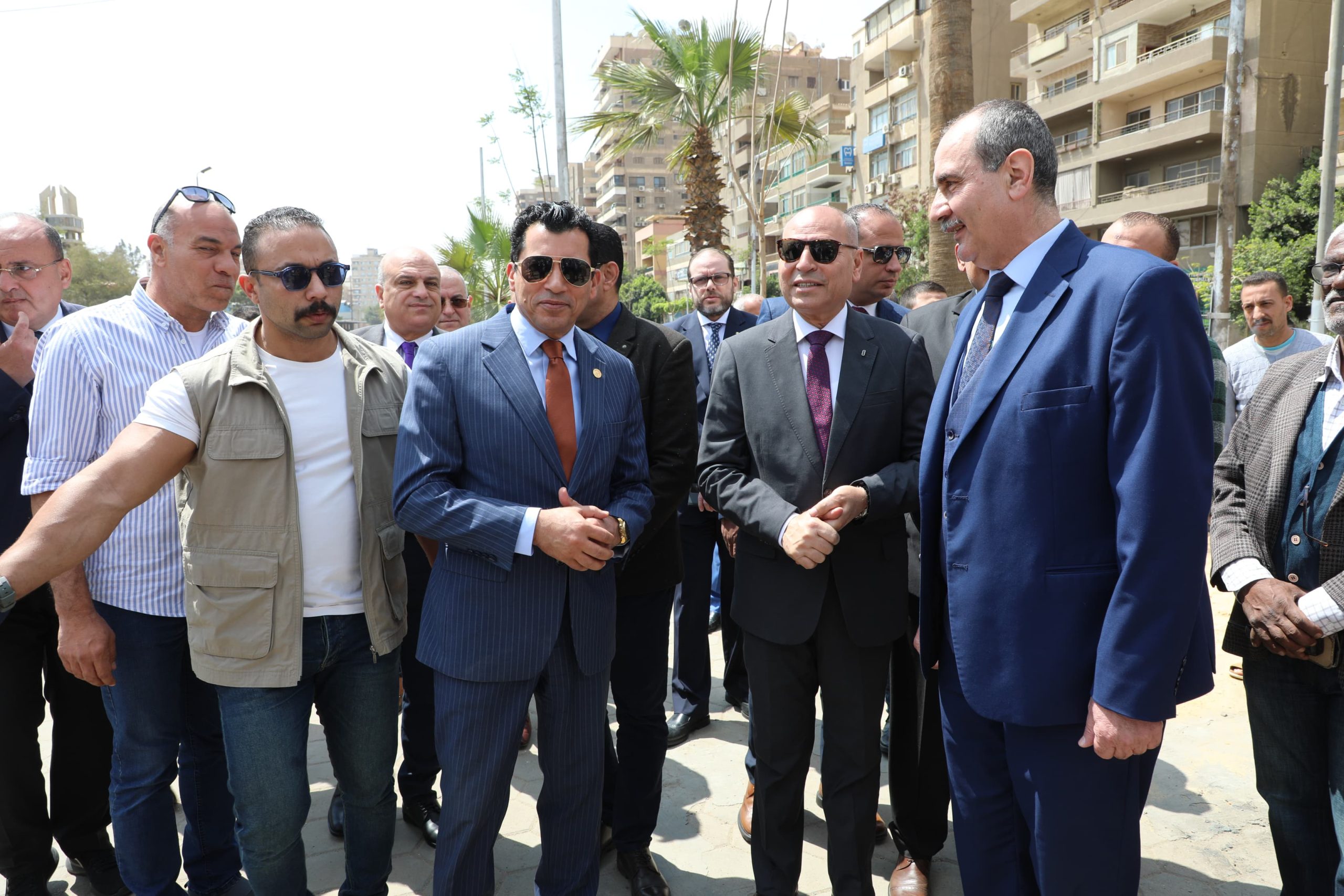 صبحى ومحافظ القاهرة يتفقدان بدء إنشاء ممشى رياضي بمدينة نصر «تراك في الشارع»