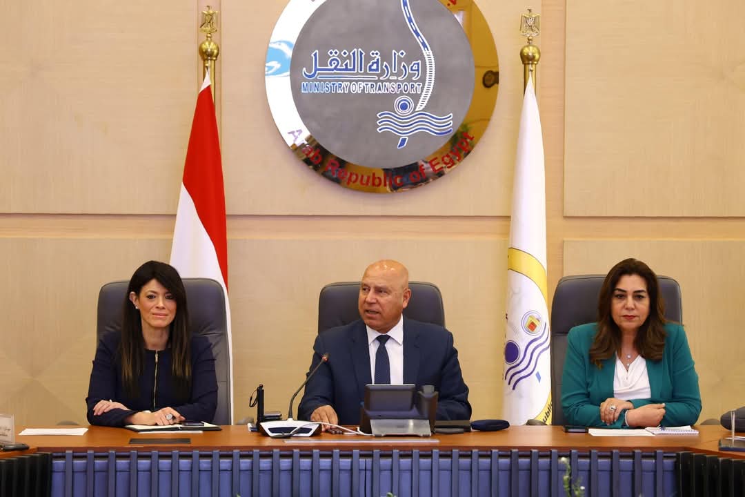 الوزير يتابع الموقف التنفيذي لمشروعات التنمية الصناعية بصعيد مصر