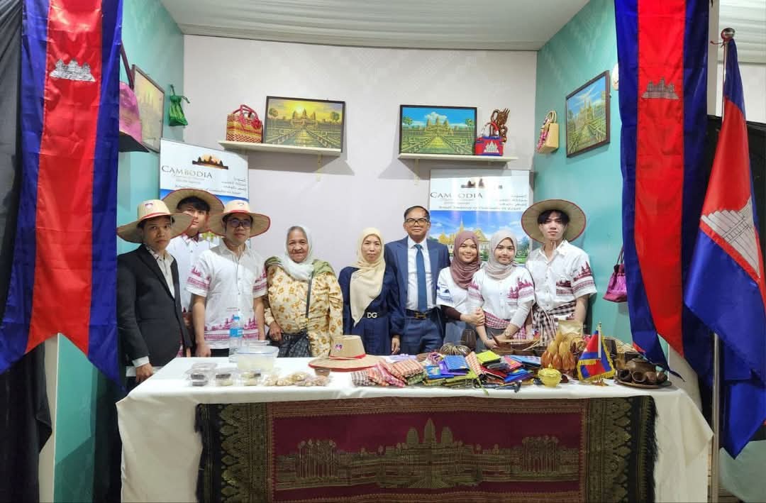سفير كمبوديا يتفقد معرض 