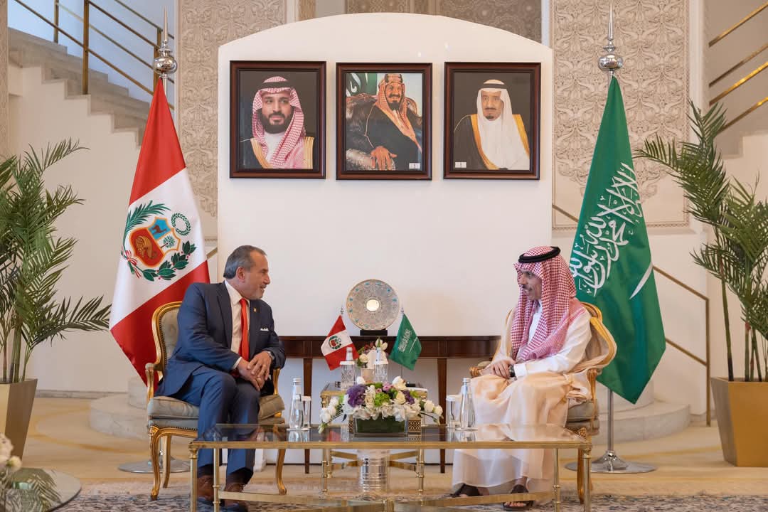 وزير خارجية السعودية يبحث أوجه التعاون مع نظيره البيرو