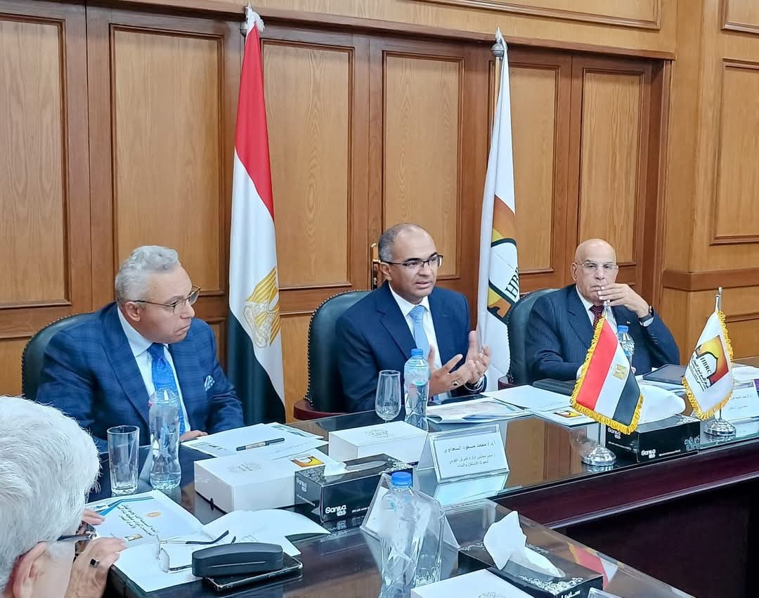 نائب وزير الإسكان يعقد اجتماعًا موسعًا مع يناقش تحديث منظومة أكواد مياه الشرب والصرف الصحي