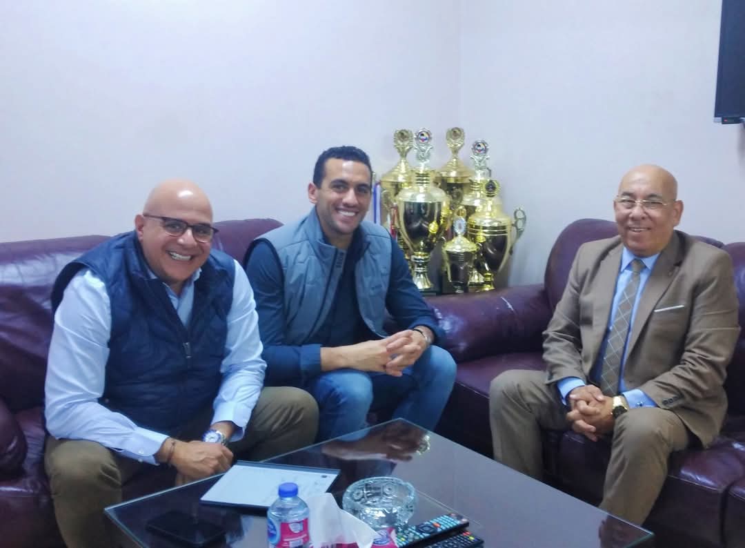 رئيس اتحاد الكاراتيه المصري يلتقي البطل الأولمبي أحمد الجندي ومسئول شركة 