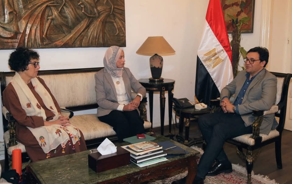 وزير الثقافة يبحث مع “جمعية المكنز الإسلامي” تعزيز التعاون في تدريب الكوادر وحفظ التراث