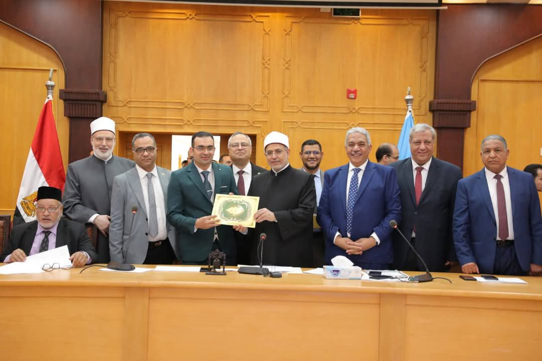 مجلس جامعة الأزهر يكرِّم عددًا من الأساتذة والأطباء بمستشفيات الجامعة