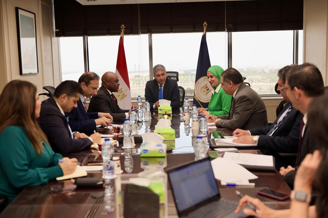 وزير السياحة يلتقي سكرتير عام منظمة الدول الثماني النامية للتعاون الاقتصادي