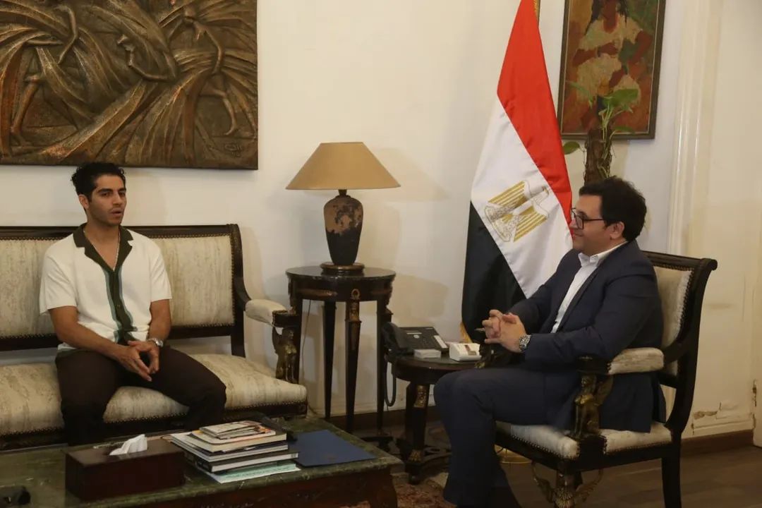 وزير الثقافة يكرم النجم العالمي مينا مسعود ويعلنه ممثلاً للثقافة والفنون المصرية