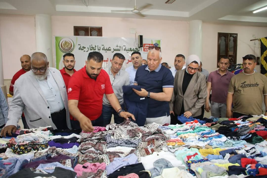 الزملوط يتفقّد معرض ملابس بنك الكساء المصري