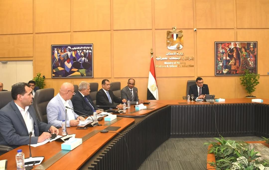 وزير الإسكان يتابع مشروعات 