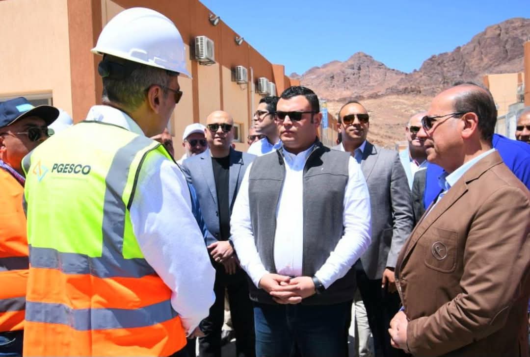 وزير الإسكان يبدأ جولة بمشروع تطوير موقع 