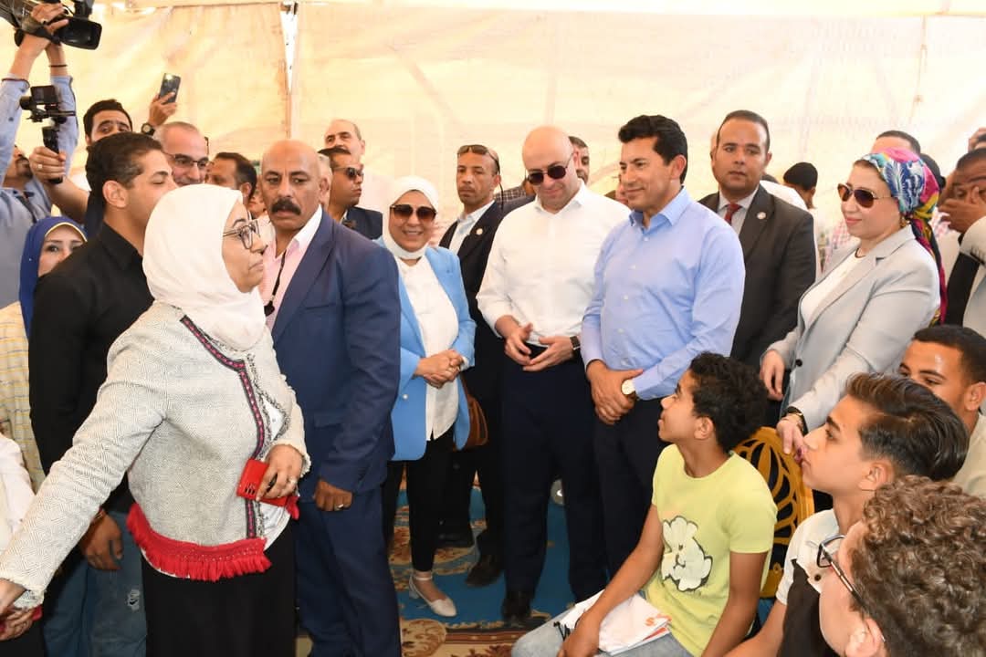 صبحي يفتتح حمام سباحة نصف أولمبي وملعب خماسي بمركز شباب مدينة ناصر