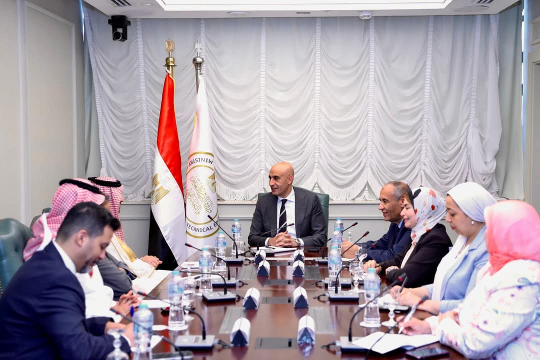 عبد اللطيف يبحث مع المدير العام لمكتب التربية العربي لدول الخليج تعزيز فرص التعاون بين الجانبين