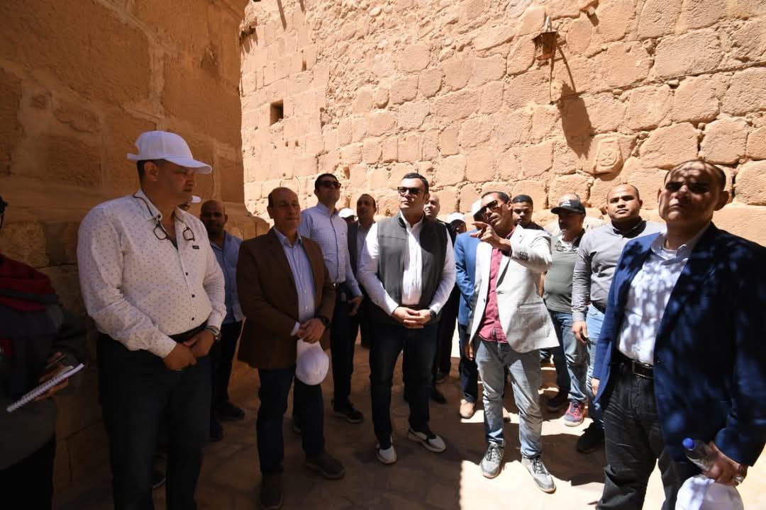 وزير الإسكان يزور 