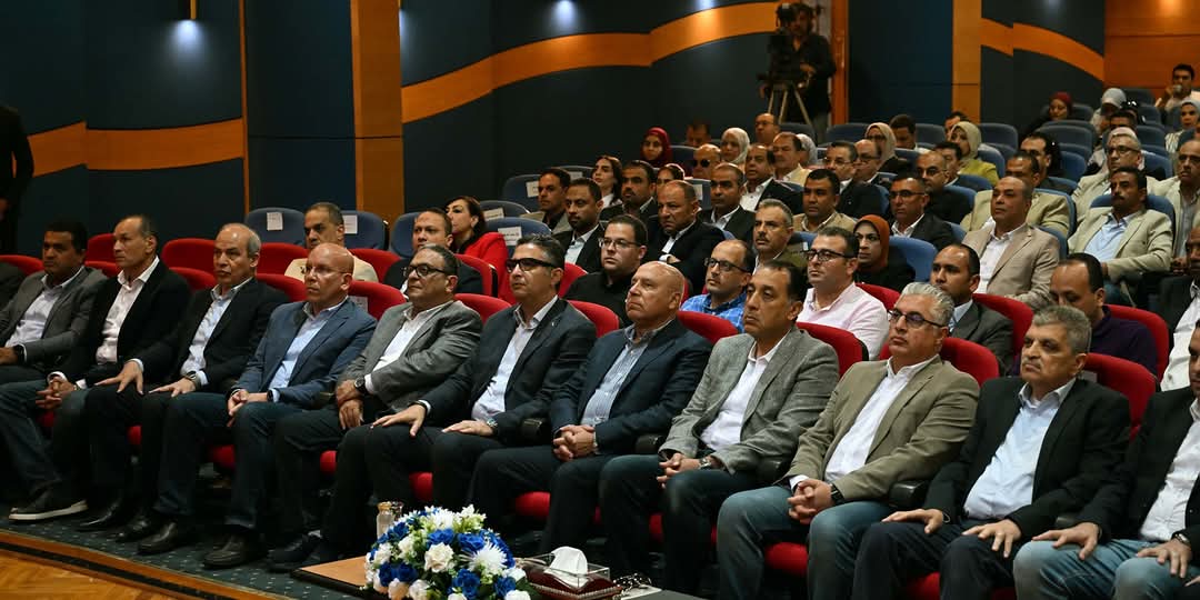 رئيس الوزراء يشهد عرضا بشأن المرحلة الأولى من المخطط الشامل لتطوير ميناء غرب بورسعيد
