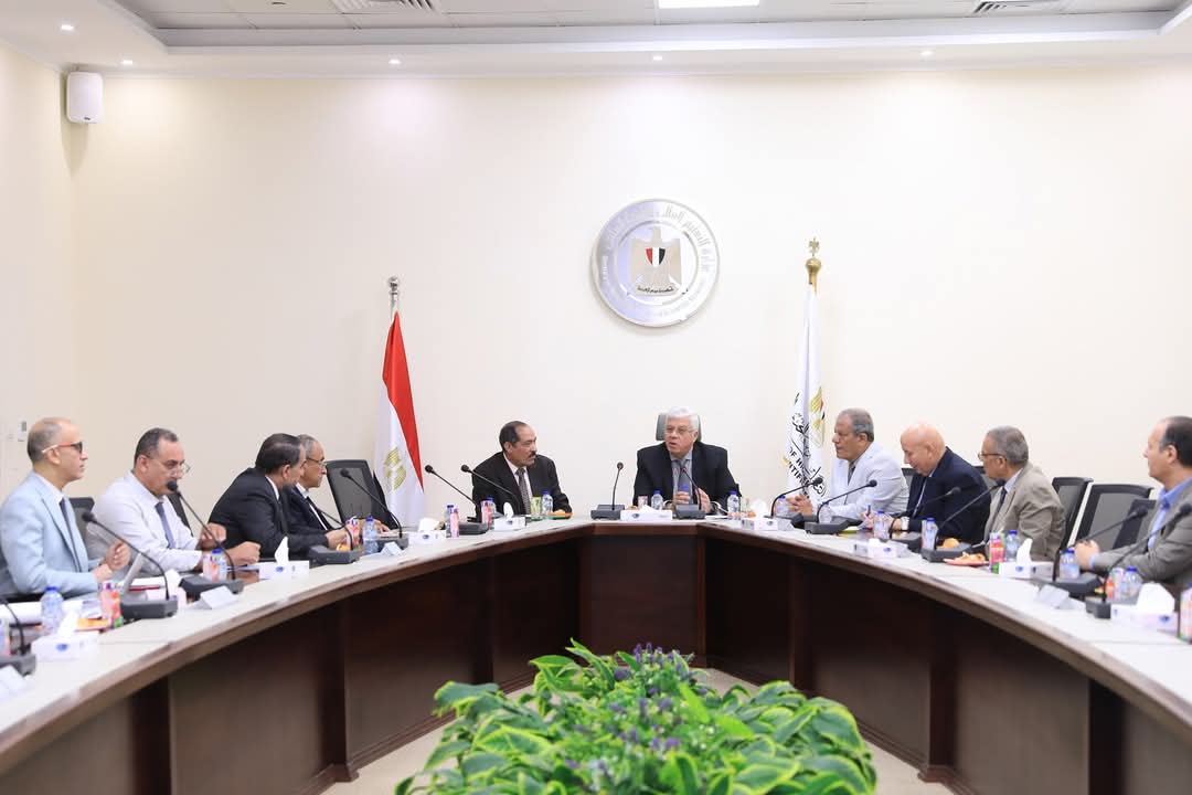 عاشور يعقد اجتماعًا لتعيين أعضاء هيئة التدريس والهيئة المعاونة