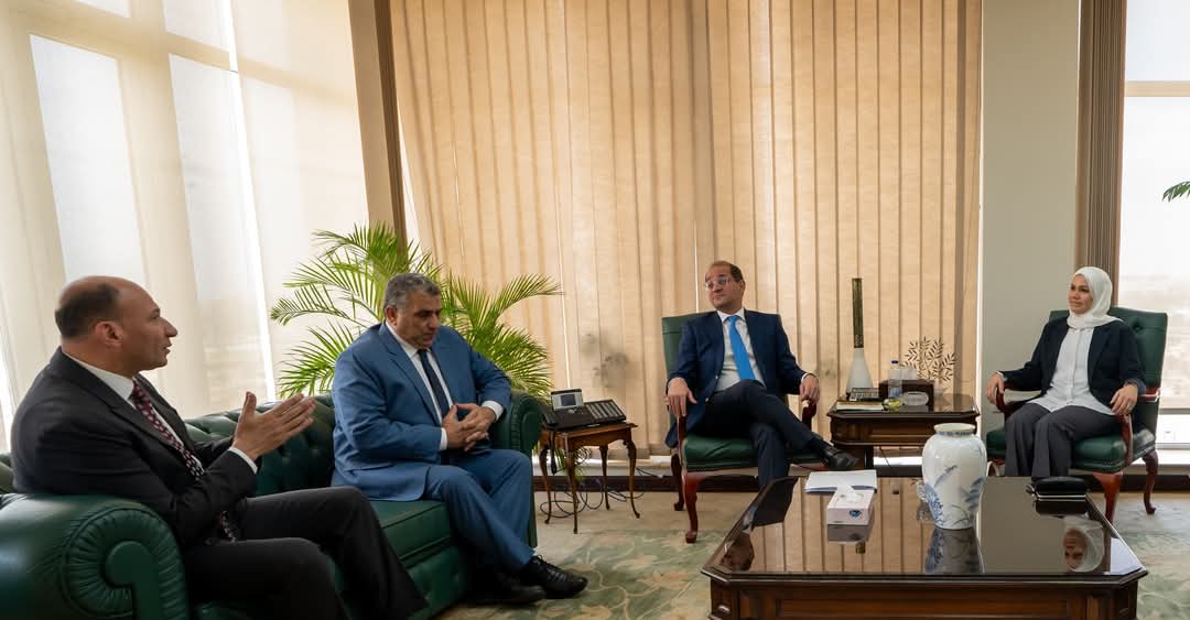 وزير المالية يكرم نائب رئيس مصلحة الضرائب لبلوغه سن التقاعد