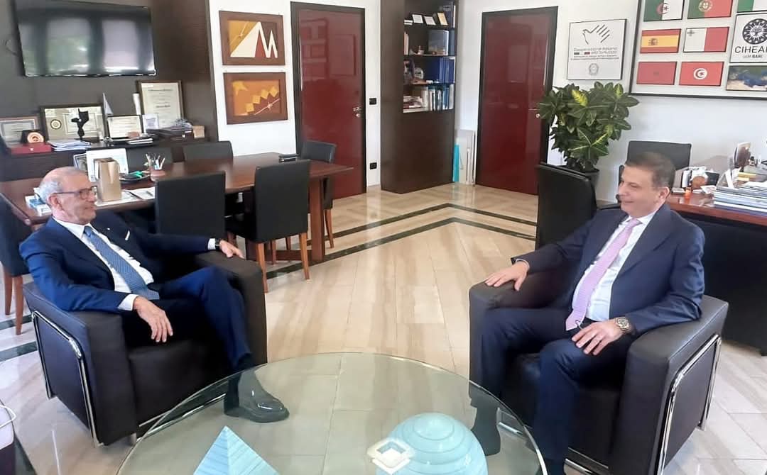 وزير الزراعة يبحث مع مدير معهد سيام باري في إيطاليا تعزيز التعاون في البحث العلمي الزراعي