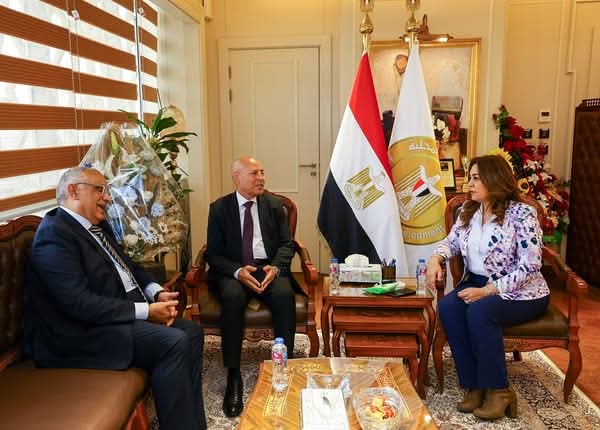 عوض تبحث مع محافظ القاهرة ورئيس 