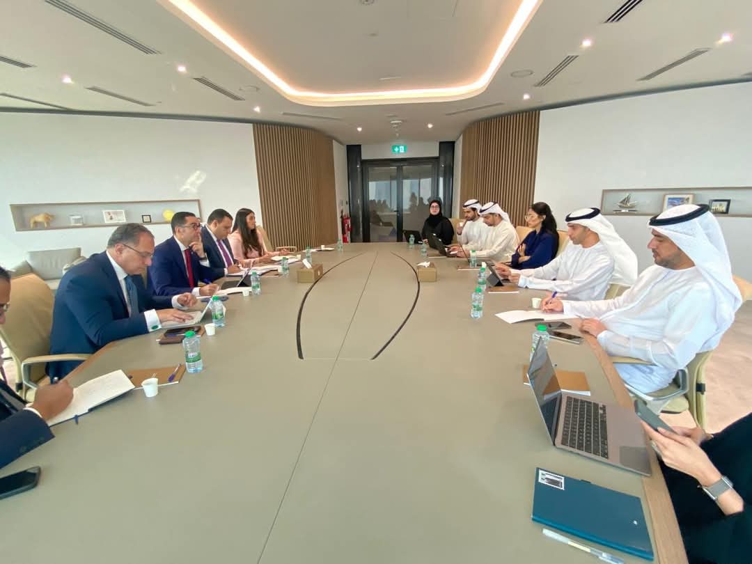 الخطيب يستعرض مع نظيره الإماراتي تطورات المفاوضات الخاصة باتفاق الشراكة الاستراتيجية بين البلدين