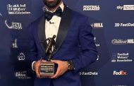 محمد صلاح يتسلم جائزة أفضل لاعب في الدوري الإنجليزي لموسم 