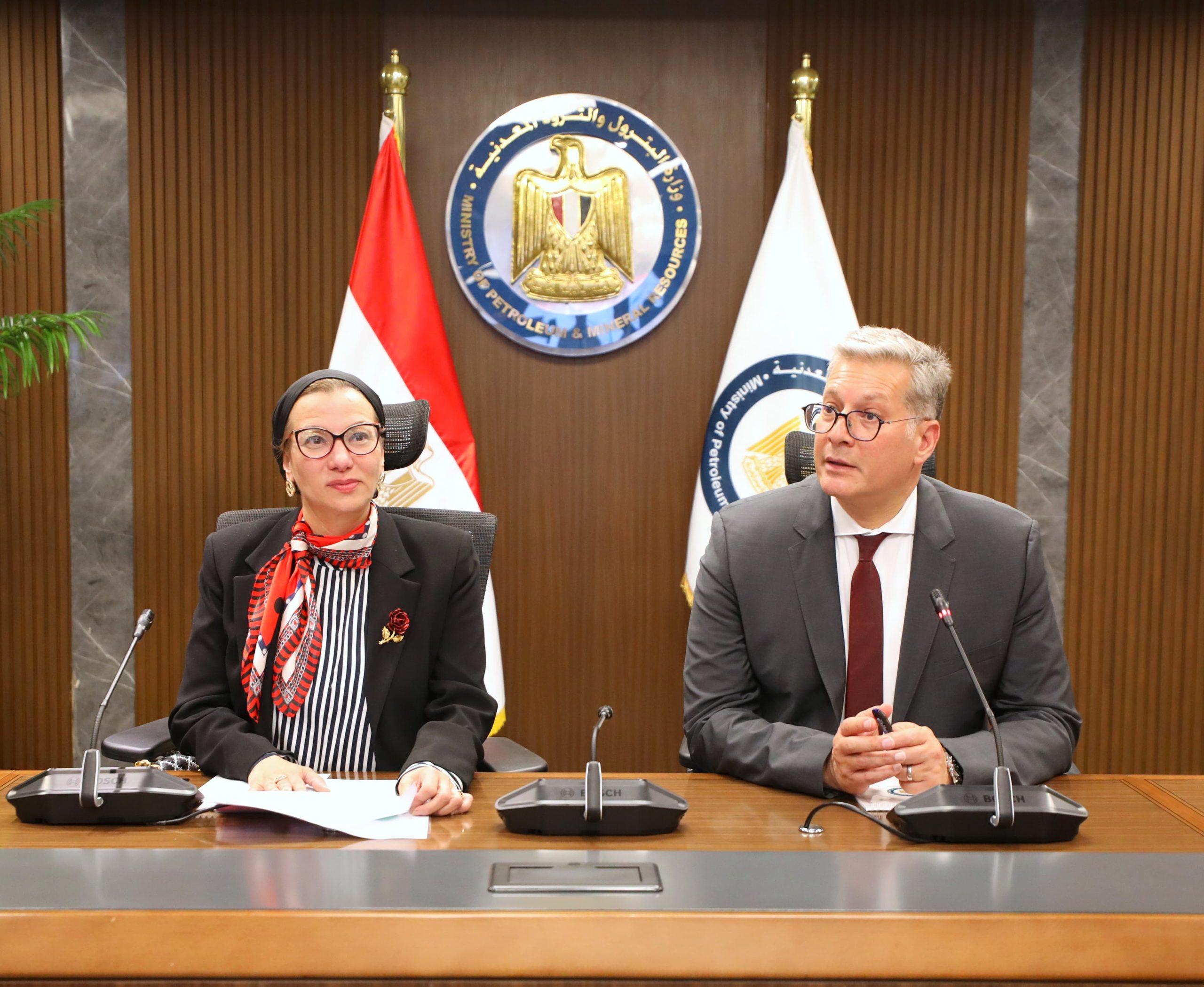 وزيرا البترول والبيئة يناقشان سبل خفض الإنبعاثات الكربونية في مصر