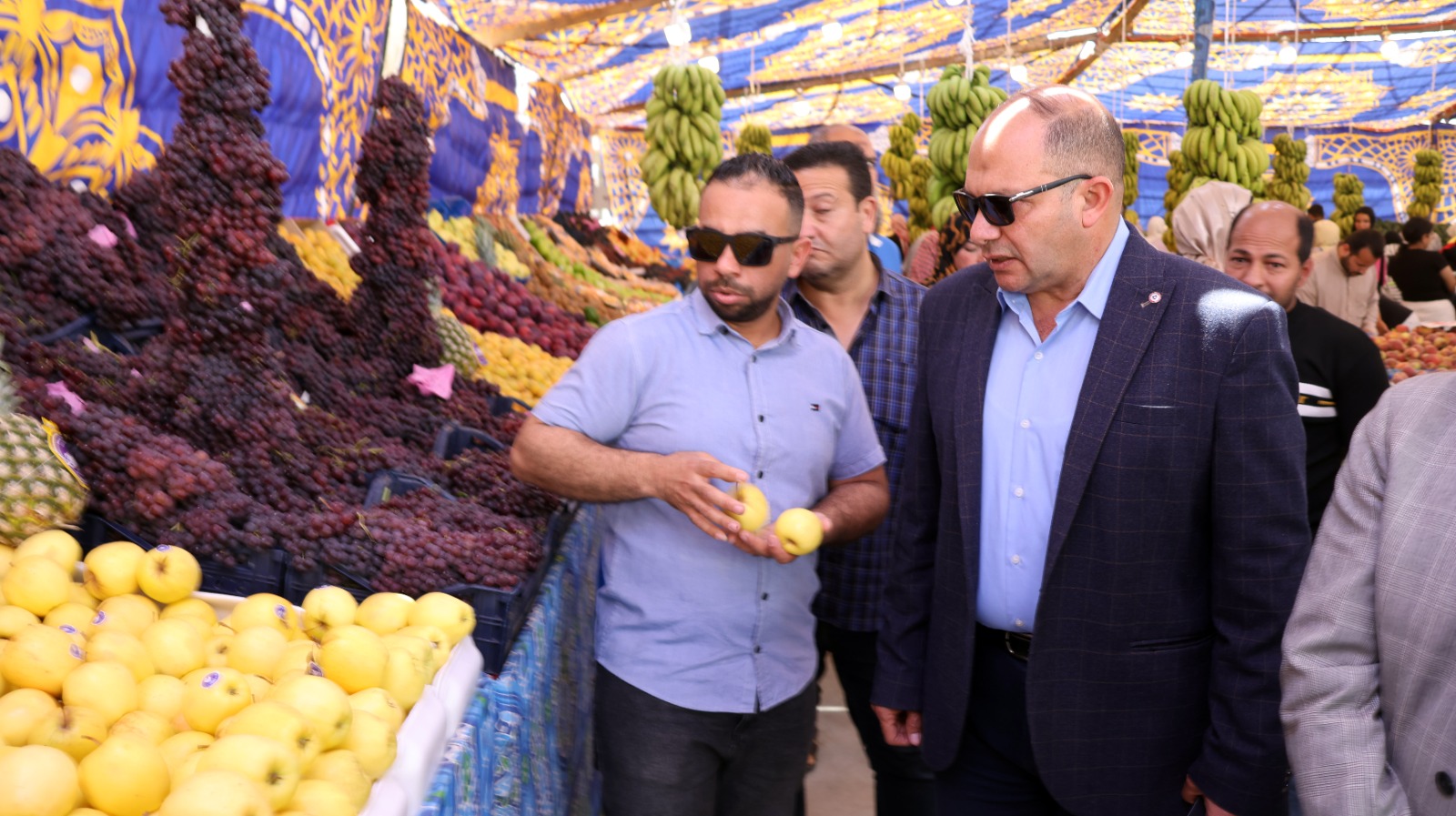 رئيس مركز ومدينة الإسماعيلية يفتتح منفذًا لبيع الخضروات والفاكهة واللحوم البلدية بأسعار مخفضة