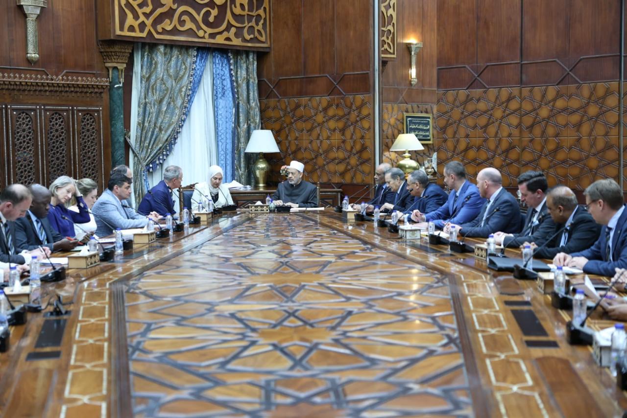 شيخ الأزهر يلتقي وفد الكلية الملكية لدراسات الدفاع بالمملكة المتحدة