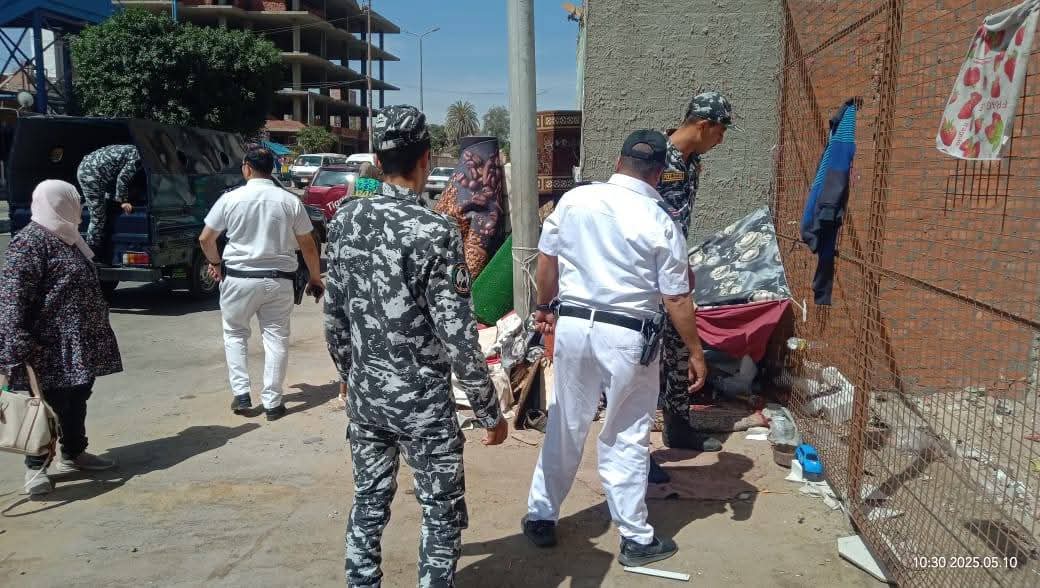 إستمرار الحملات المكثفة لإزالة أماكن النباشين بالإسماعيلية