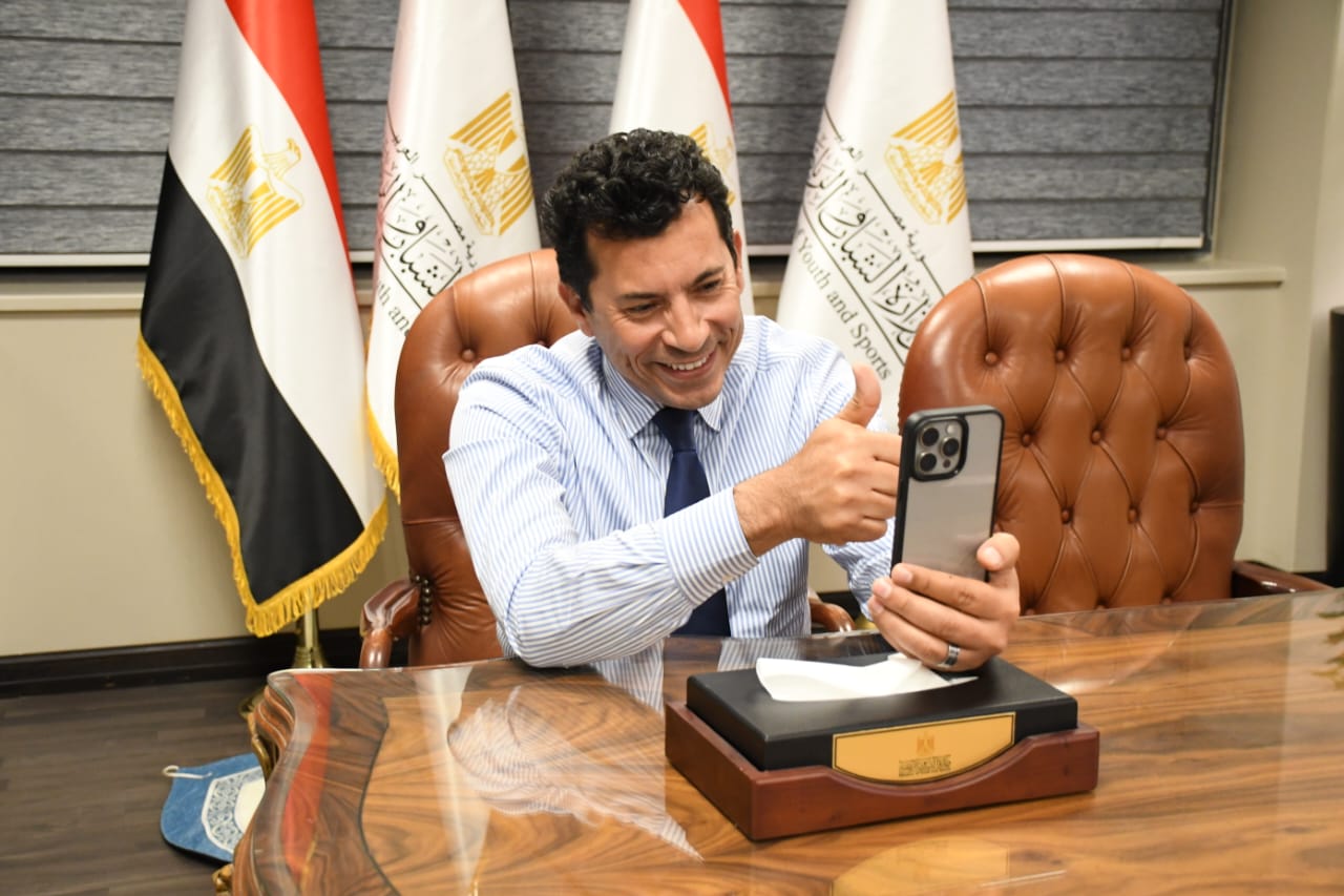 وزير الرياضة يهنيء منتخب الشباب تحت ٢٠ سنة لكرة القدم بعد الفوز علي غانا والتأهل للمونديال