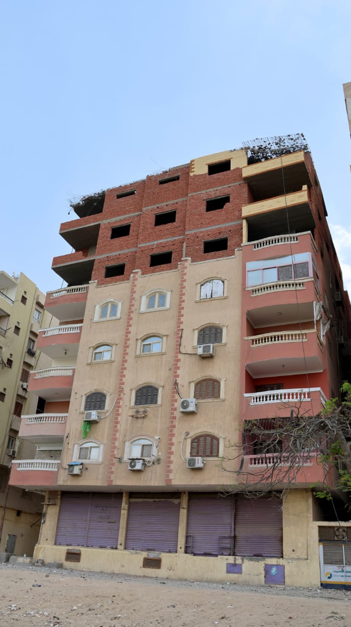 تنفيذ إزالة لثلاثة أدوار مخالفة بأحد العقارات بالإسماعيلية