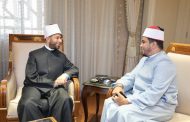 وزير الأوقاف يكرم أنور باشا لتبرعه بجزء من جائزته في مسابقة القرآن لصالح إغاثة أهلنا في غزة