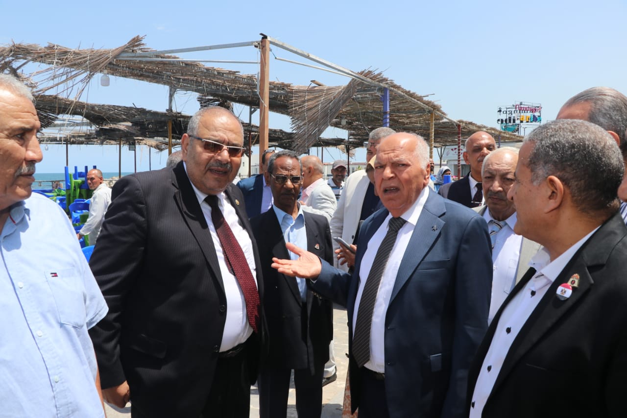 نقيب المعلمين يتفقد تلفيات نادي الشاطئ للمعلمين بالإسكندرية بعد العاصفة الرعدية فجر اليوم