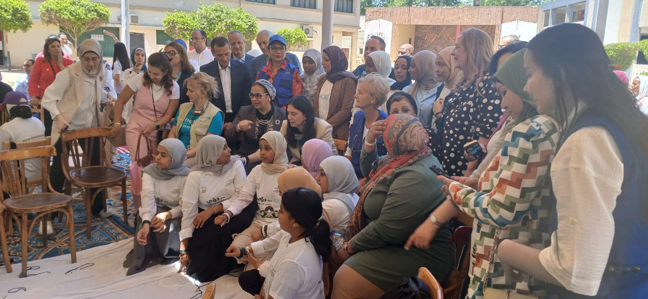 سفيرة الإتحاد الأوروبي ورئيسة قومي المرأة تزوران مدرسة أسوان الثانوية بنات